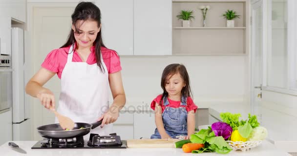 Mujer Joven Hija Cocinando Verduras Con Una Sartén Mientras Hablan — Vídeo de stock