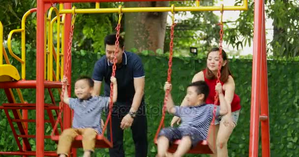 Alegre Familia Asiática Con Dos Padres Dos Niños Jugando Columpio — Vídeos de Stock