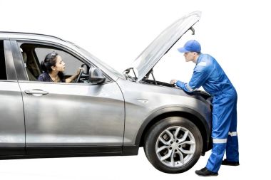 Genç makinist onun müşteri ile tartışıyor