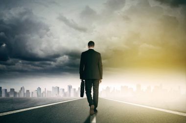 Genç Yöneticisi bir şehre doğru yürüyor
