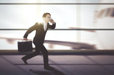 Havaalanı terminal çalışan erkek Yöneticisi'nden 
