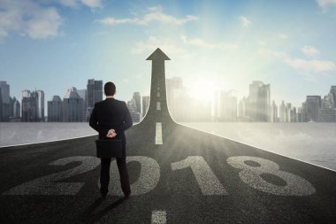 Yukarı ok yolda seyir işadamı