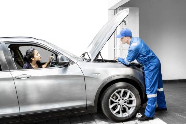 Amerikan makinist onun müşteri ile tartışıyor