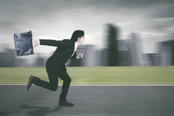 Young entrepreneur running on the road — Stock Photo, Image