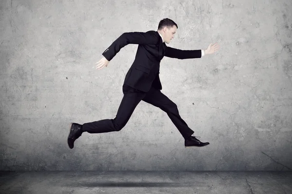 Молодий бізнесмен бігає з швидким рухом — стокове фото