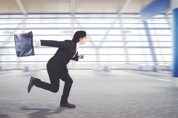 Joven hombre de negocios corriendo en la terminal del aeropuerto — Foto de Stock