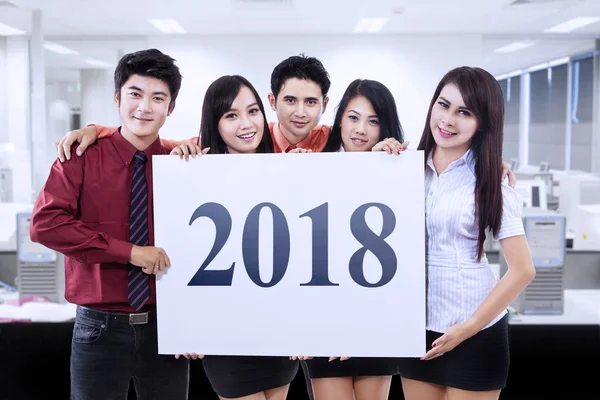 Giovani imprenditori che mostrano numeri 2018 — Foto Stock