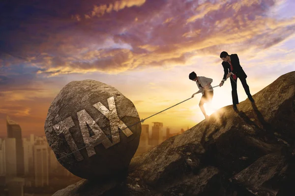 Twee mensen uit het bedrijfsleven trekken belasting woord — Stockfoto