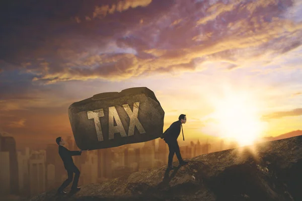2 つのビジネスの人々 を運ぶ税単語 — ストック写真