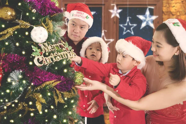 Eltern und Kinder mit Weihnachtsbaum — Stockfoto