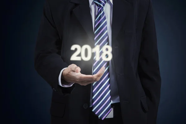 Empreendedor masculino mostrar números 2018 em sua mão — Fotografia de Stock