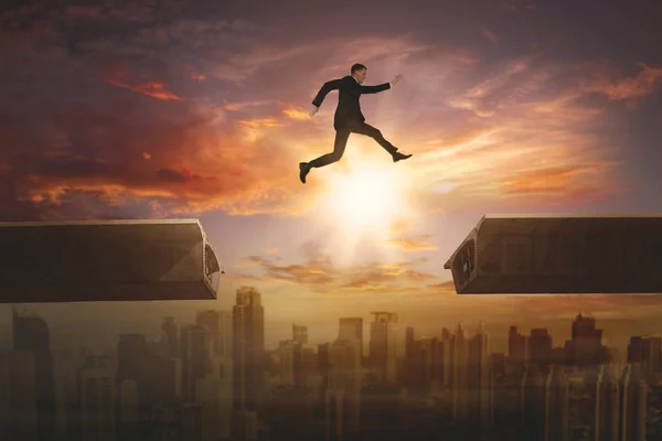 Mannelijke ondernemer gat springen op de brug — Stockfoto