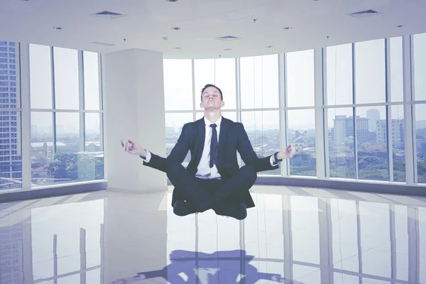 Homem de negócios europeu meditando no escritório — Fotografia de Stock