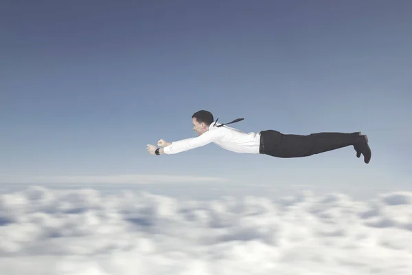 Homem de negócios europeu voando no céu — Fotografia de Stock