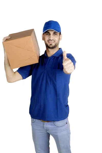 Uomo di consegna mostrando pollice in alto sullo studio — Foto Stock