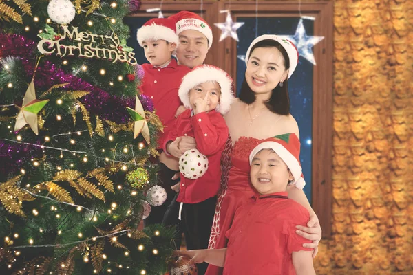 Chinese familie thuis kerstboom versieren — Stockfoto