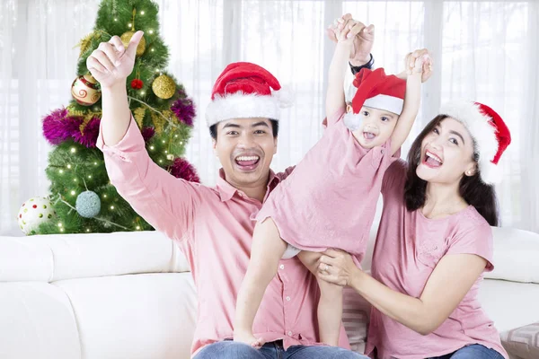 Весела сім'я святкує Різдво вдома — стокове фото