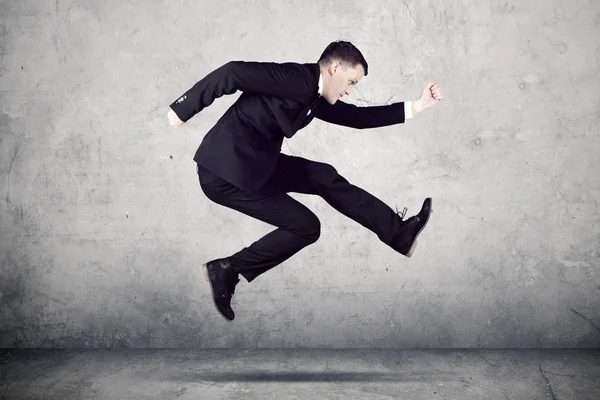 Американский бизнесмен бегает с быстрым движением — стоковое фото