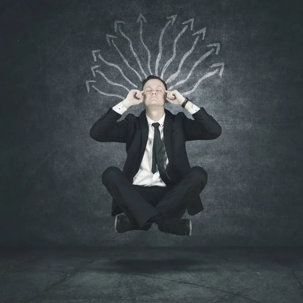 Hombre de negocios americano concentrándose con los ojos cerrados — Foto de Stock