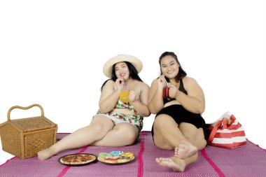 İki şişman kadın piknik vaktinizi yemek