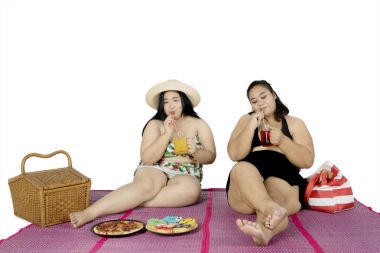 Piknik anda suyu içme iki şişman kadın