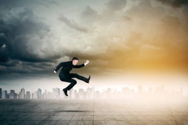 Gökdelenler ile çalışan erkek Yöneticisi'nden