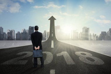 Erkek girişimci yukarı doğru bir ok arıyorsunuz