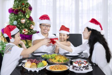 Aile içecekler birlikte Noel akşam yemeğinden önce kızartma