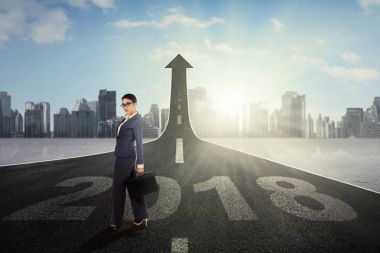 Yukarı ok ile yolda duran işkadını