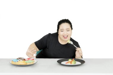 Asyalı şişman kadın studio sağlıklı yemek yeme