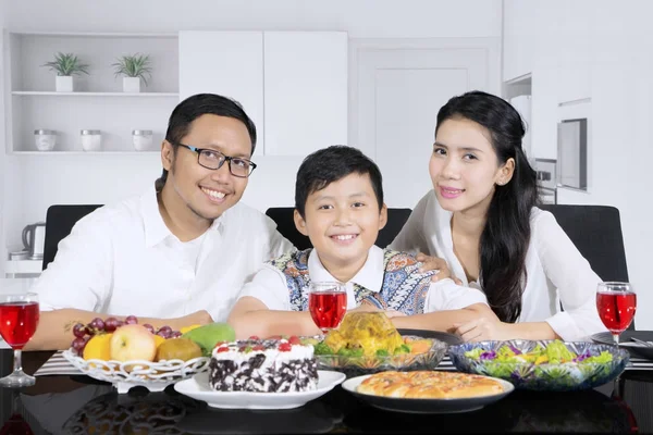 Młodzi rodzice obiad z ich synem — Zdjęcie stockowe