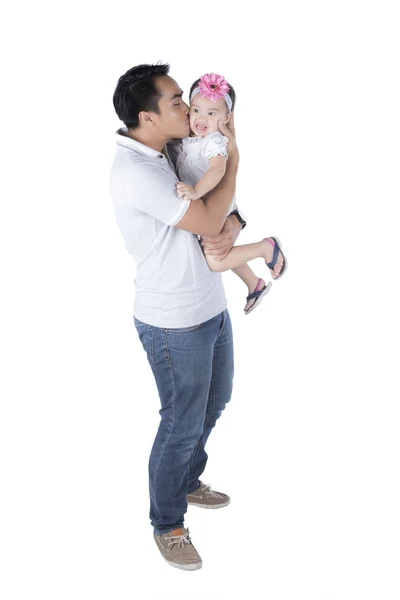 Jovem pai beijando sua filha no estúdio — Fotografia de Stock