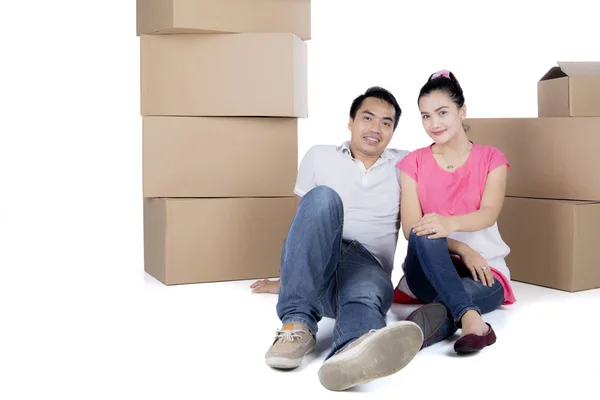 Ungt par är avkopplande i sitt nya hem — Stockfoto