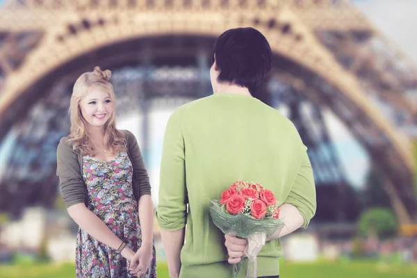 Casal jovem celebrando dia dos namorados em Paris — Fotografia de Stock