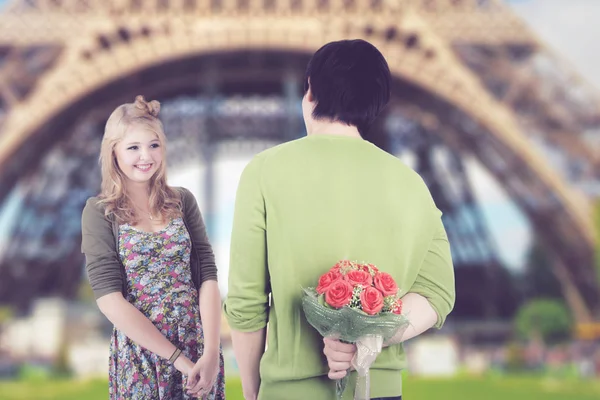 Pareja joven celebrando el día de San Valentín en París — Foto de Stock