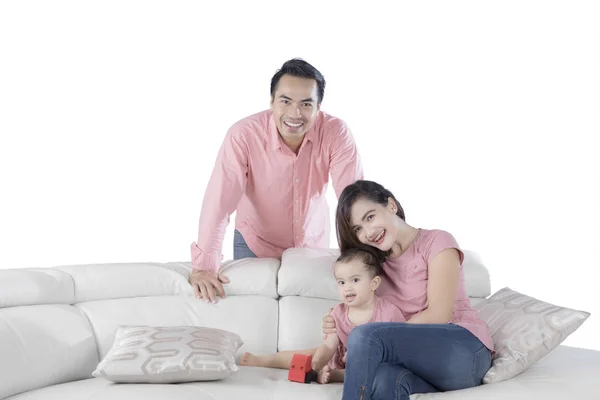 Joven familia asiática riendo juntos — Foto de Stock