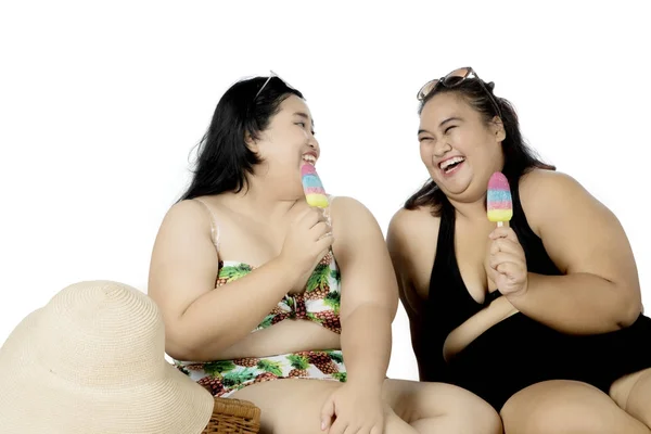 Δύο οι παχύσαρκες γυναίκες που τρώει παγωτό στο στούντιο — Φωτογραφία Αρχείου