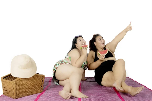 Two obese women eating watermelon — Stock Photo, Image