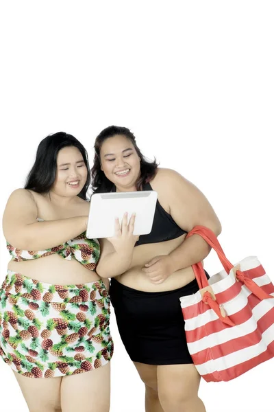 两个胖女人在画室里使用平板电脑 — 图库照片