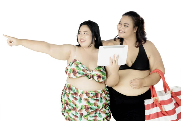 Dos mujeres gordas con tableta digital en el estudio — Foto de Stock