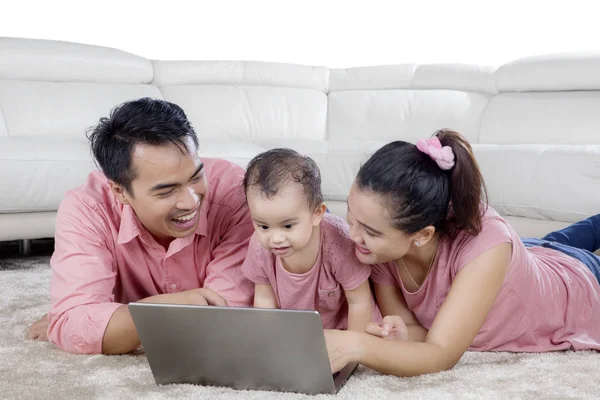 Eltern und Kind mit Laptop — Stockfoto