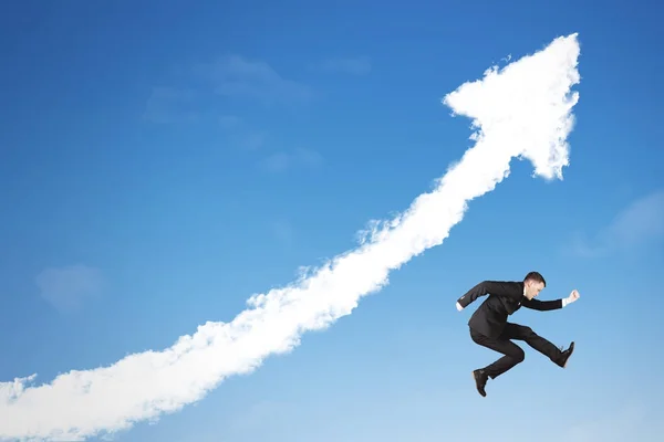 Mannelijke ondernemer springen in de buurt van een opwaartse pijl — Stockfoto