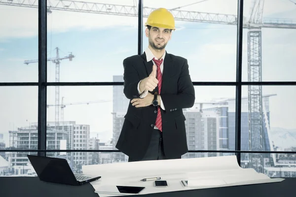 Ιταλός αρχιτέκτονας δείχνει τον αντίχειρα επάνω στο γραφείο — Φωτογραφία Αρχείου