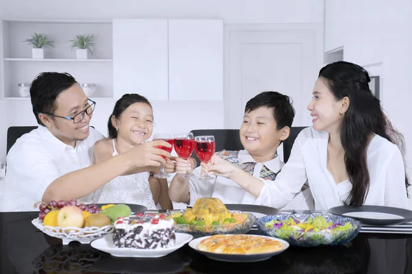 La familia feliz está brindando por beber juntos en casa —  Fotos de Stock