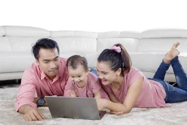Šťastná rodina hraje s přenosným počítačem — Stock fotografie