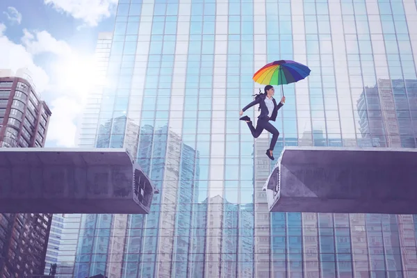 Femme entrepreneur avec parapluie sur le pont — Photo