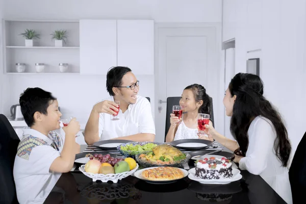 Glad familj har lunch i köket — Stockfoto