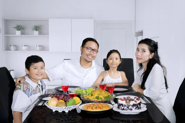 Schöne Familie beim gemeinsamen Abendessen — Stockfoto