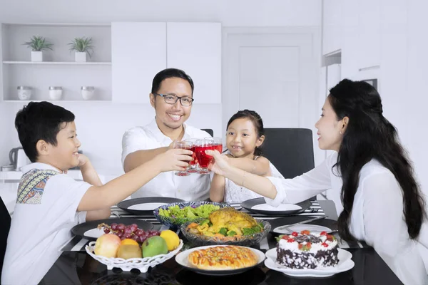 Aziatische familie roosteren glazen siroop — Stockfoto