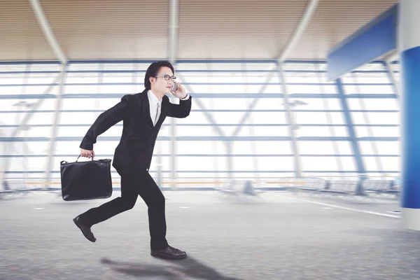 Empresário asiático está correndo no hall de chegada — Fotografia de Stock